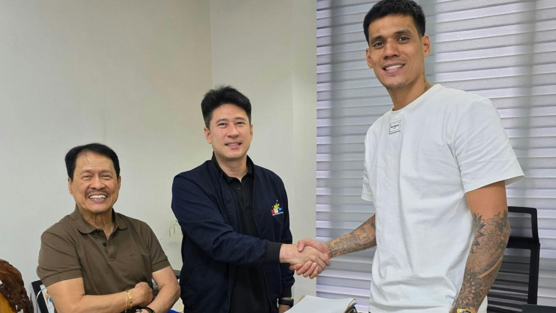 PBA: Raymond Almazan stays with Meralco Bolts